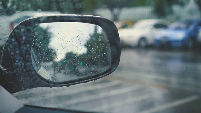 后视镜车在雨天