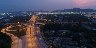 黄昏时分公路交通及炼油厂鸟瞰图