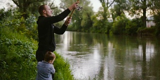 和父亲一起钓鱼