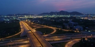 黄昏时分公路交通及炼油厂鸟瞰图