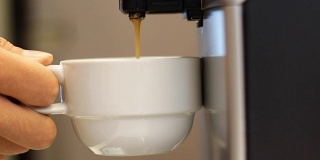 用自动机器煮咖啡