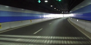 实时驾驶在外滩隧道，上海，中国