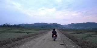 在农村的土地上骑摩托车