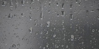 雨后水滴在窗玻璃上。