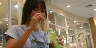 年轻女子喝稻草做的水