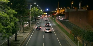巴塞罗那夜间的交通状况。