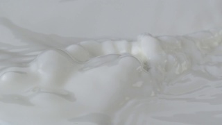 奶油牛奶倒在杯子上视频素材模板下载