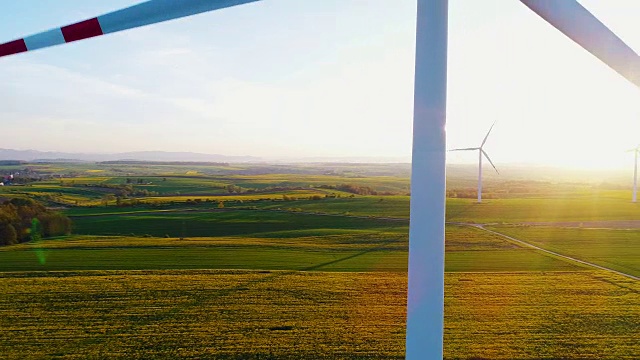 日落时风车涡轮机的美丽景色。新能源项目。