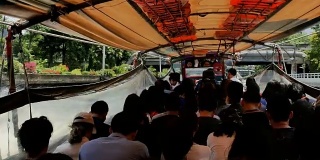 4K视频:行人拥挤的水上交通高峰时间，泰国曼谷