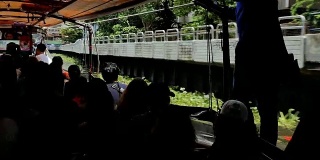 4K视频:行人拥挤的水上交通高峰时间，泰国曼谷