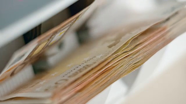 50张欧元钞票掉落在点钞机的堆纸机上