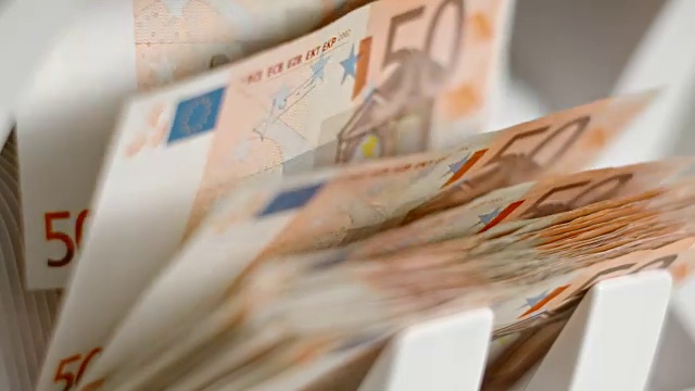 货币柜台上的SLO MO LD叶轮将50欧元纸币投放到一个堆垛机上
