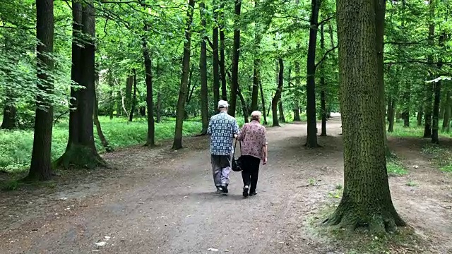 老夫妇在公园里