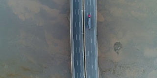 东海大桥上汽车的实时鸟瞰图