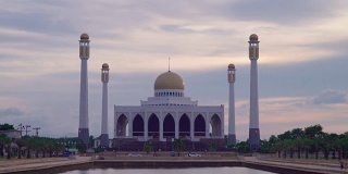 泰国松卡清真寺中央美丽的天空