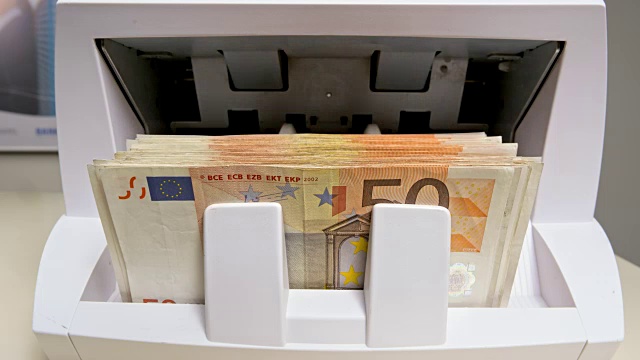 50张欧元钞票从数钞机里出来，堆积起来