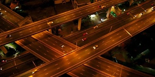 高清视频高速公路在夜间俯视图，交通工业概念