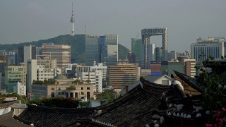 韩国首尔北川韩屋村的南山塔。韩屋是一个描述韩国传统房屋的术语。视频素材模板下载