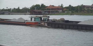 一艘载着沙子的船将在湄南河沉没