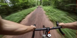 视角拍摄的一个自行车交叉自行车骑手