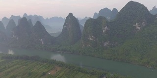 中国桂林喀斯特景观空中日出薄雾