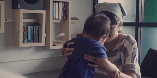 4K视频-亚洲家庭与婴儿学习走路
