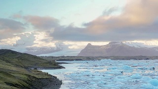 Vatnajokull和Fjallsarlon冰川Jokulsarlon礁湖冰岛日出视频素材模板下载
