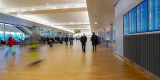 时光流逝，挪威奥斯陆机场出发大厅拥挤的旅客