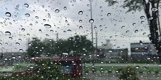 小雨打在挡风玻璃