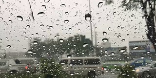 小雨打在挡风玻璃