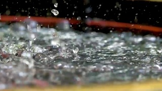喷泉水在花园/泰国喷溅的超慢动作视频素材模板下载