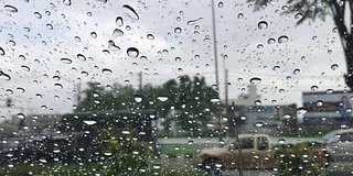 小雨打在挡风玻璃