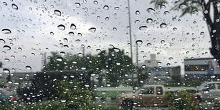 小雨打在挡风玻璃