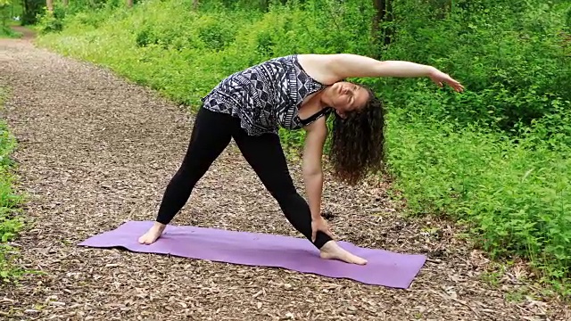 做瑜伽的女人-伸展的侧角姿势