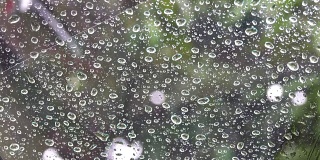 在泰国的雨季，雨打在汽车的镜子上