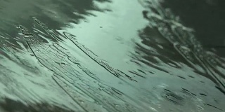 在泰国的雨季，雨打在汽车的镜子上