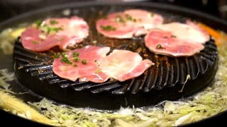 在热锅上烤的猪肉片视频素材模板下载