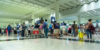 4K时光流逝:乘客在机场等待行李时行走