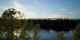 空中自然景观在日落时飞过河流