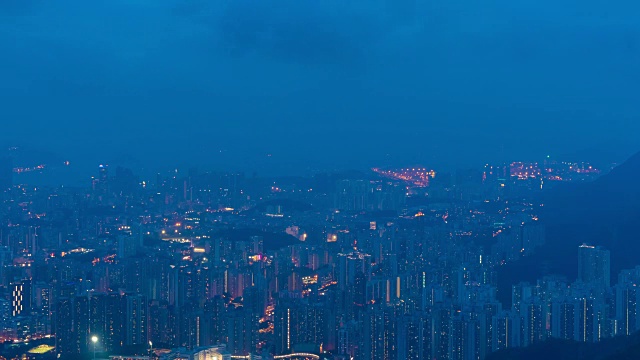 4K时间推移:观看城市天际线香港夜间鸟瞰九龙人口稠密地区