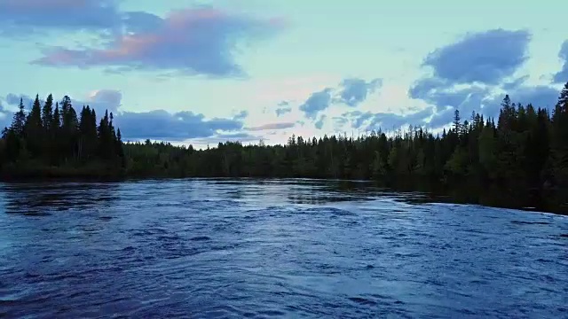 空中自然景观在日落时飞过河流