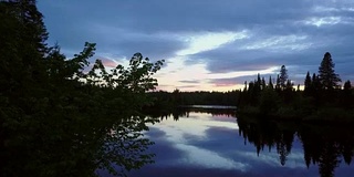 空中自然景观在日落时飞过河流