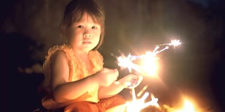 小女孩穿着泰国裙子和一个闪闪发光的loi kratong节日