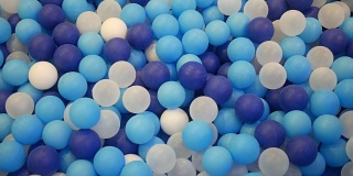 蓝色和白色的塑料球