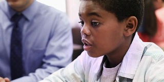 小学生在学校学习计算机编程。