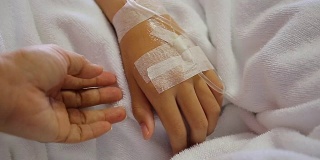 病人手上的静脉输液。专注于手