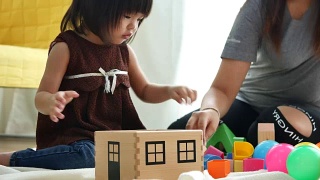 母亲和女儿一起玩玩具积木，轻松育儿视频素材模板下载