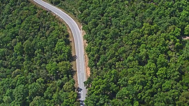 比利牛斯山公路的航拍视频