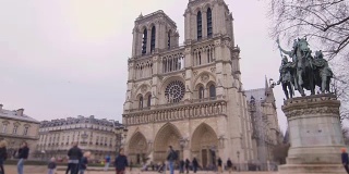巴黎圣母院前的游客