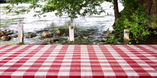 在河边野餐。